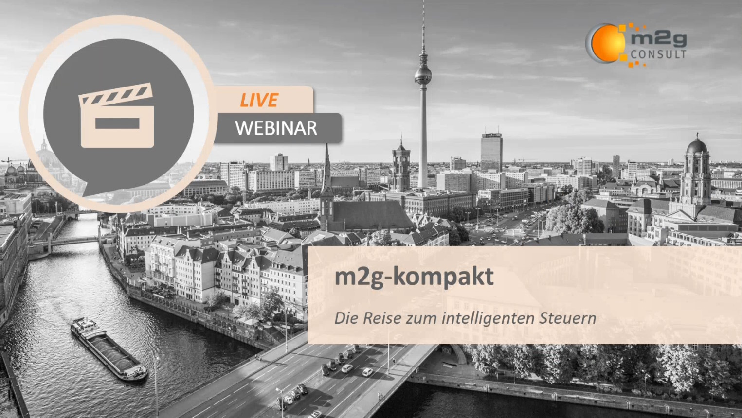 Werbegrafik für das „m2g-kompakt“-Webinar mit dem Thema „Die Reise zum intelligenten Steuern“. Im Hintergrund eine Schwarz-Weiß-Luftaufnahme von Berlin mit der Spree und dem Fernsehturm. Links oben befindet sich ein rundes Symbol mit einer Filmklappe und der Aufschrift „LIVE WEBINAR“. Rechts oben ist das m2g Consult-Logo. Der Webinar-Titel ist in einer beigefarbenen Box mittig über der Stadtansicht platziert.