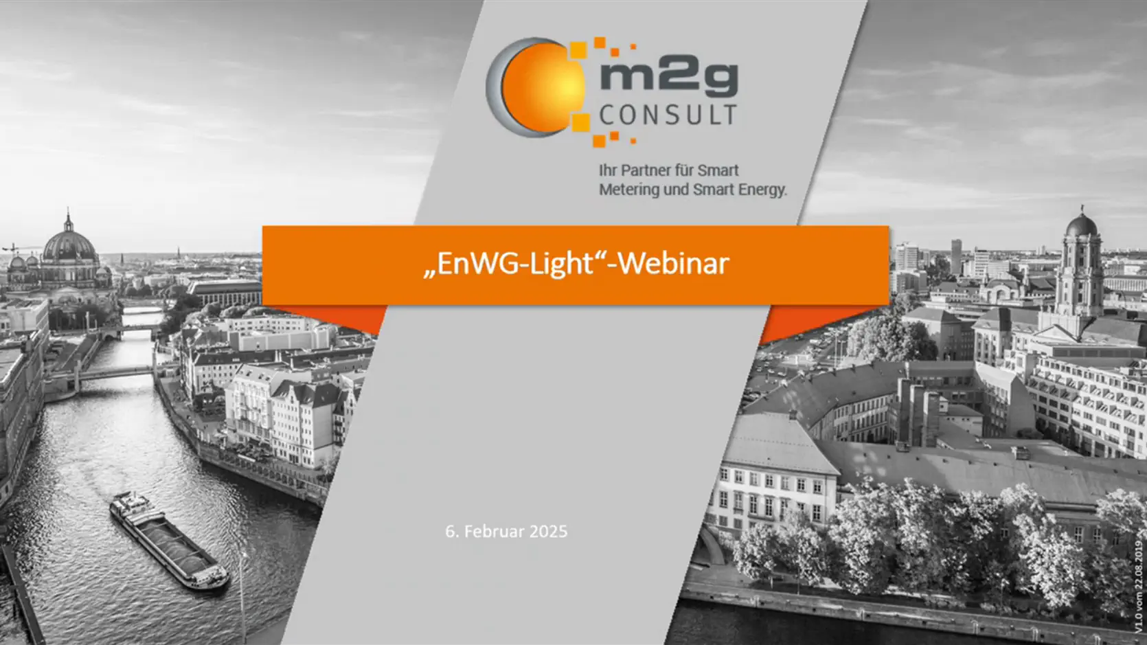 Titelfolie eines Webinars mit dem Titel „EnWG-Light-Webinar“. Im Hintergrund ist eine schwarz-weiße Panoramaaufnahme von Berlin mit Spree, Berliner Dom und historischen Gebäuden zu sehen. In der Mitte befindet sich ein orangefarbener Balken mit dem Seminartitel. Darüber ist das Logo von „m2g Consult“ mit dem Zusatz „Ihr Partner für Smart Metering und Smart Energy“ platziert. Unten ist das Datum „6. Februar 2025“ angegeben.